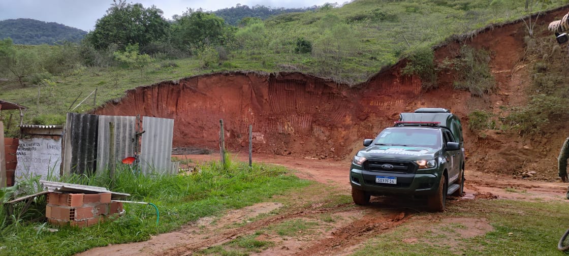 6ª UPAm identifica corte de talude e extração irregular mineral em Maricá 