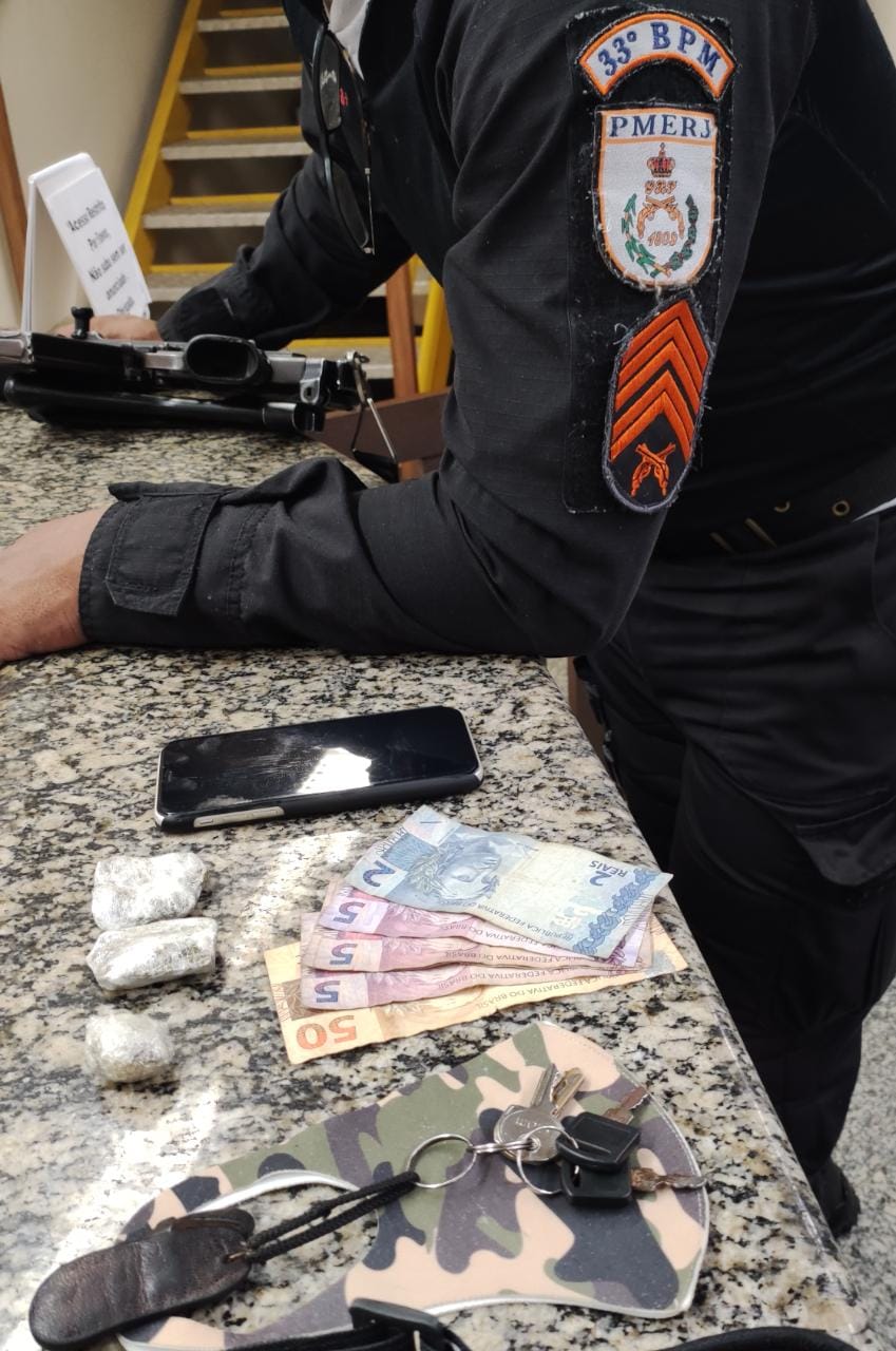 Guerreiros da Costa Verde prendem homem que comercializava drogas em Mangaratiba