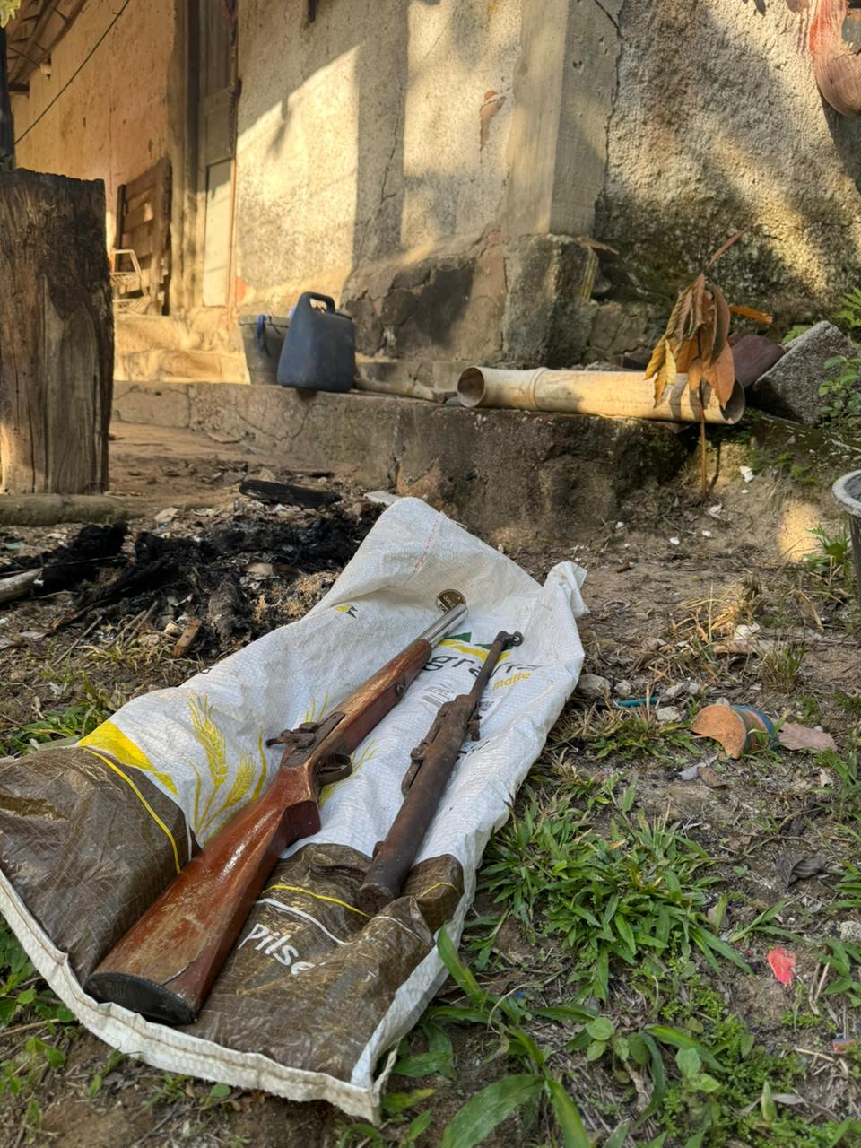 Espingarda e materiais de caça são encontrados em rancho localizado no meio da mata em Cachoeiras de Macacu