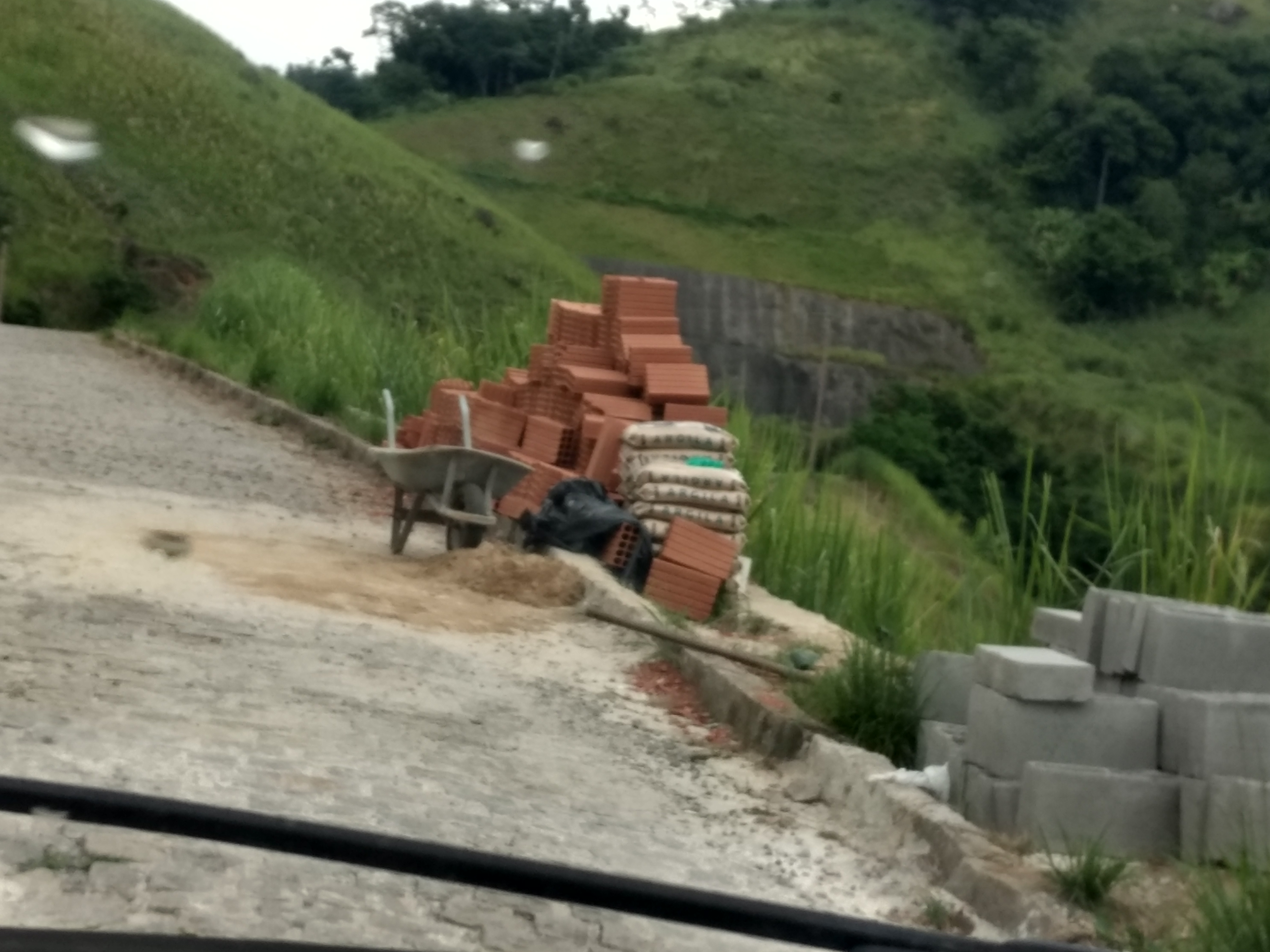 Informação do Linha Verde leva polícia ambiental a identificar construções irregulares em bairro de Angra dos Reis