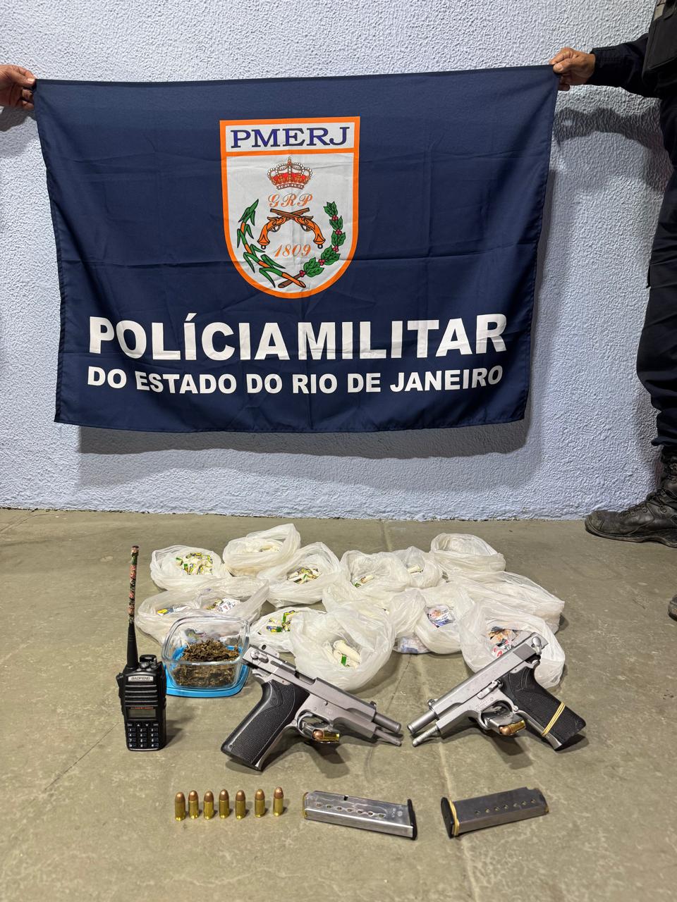 Polícia Militar prende seis suspeitos e apreende armas e drogas em São Gonçalo após denúncia ao Disque Denúncia