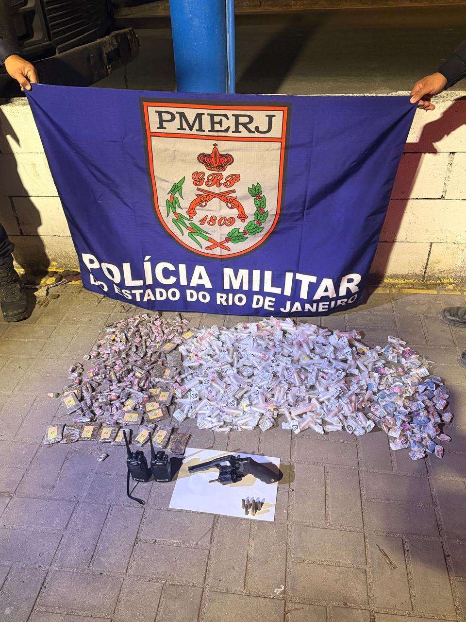 PM apreende arma, drogas e rádios transmissores em Belford Roxo após informações do Disque Denúncia