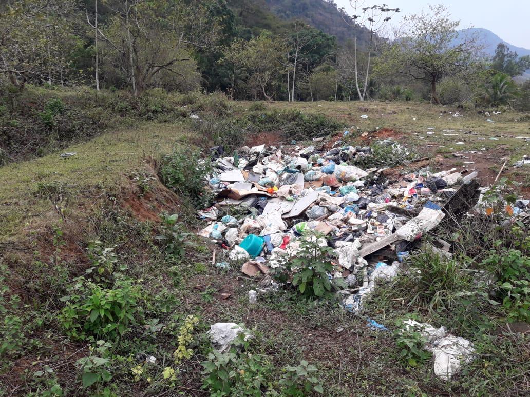 Aterro sanitário ilegal que polui área de preservação permanente é localizado em Santa Maria Madalena
