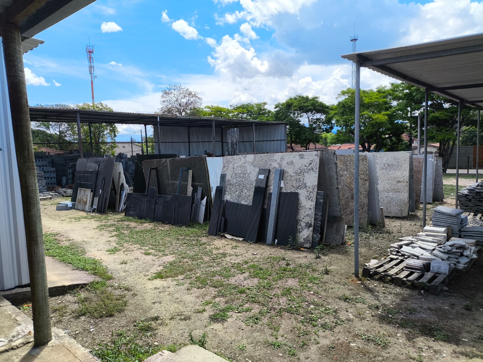 Denúncia ao Linha Verde leva ambiental à marmoraria que operava em desacordo com condicionantes no município de Quatis