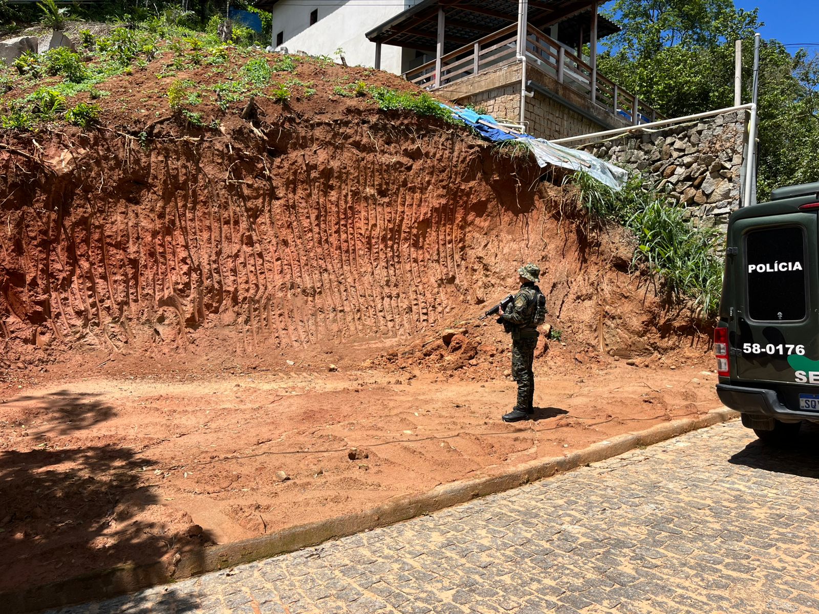 Polícia identifica corte de árvores e extração mineral em Mangaratiba, após denúncia 