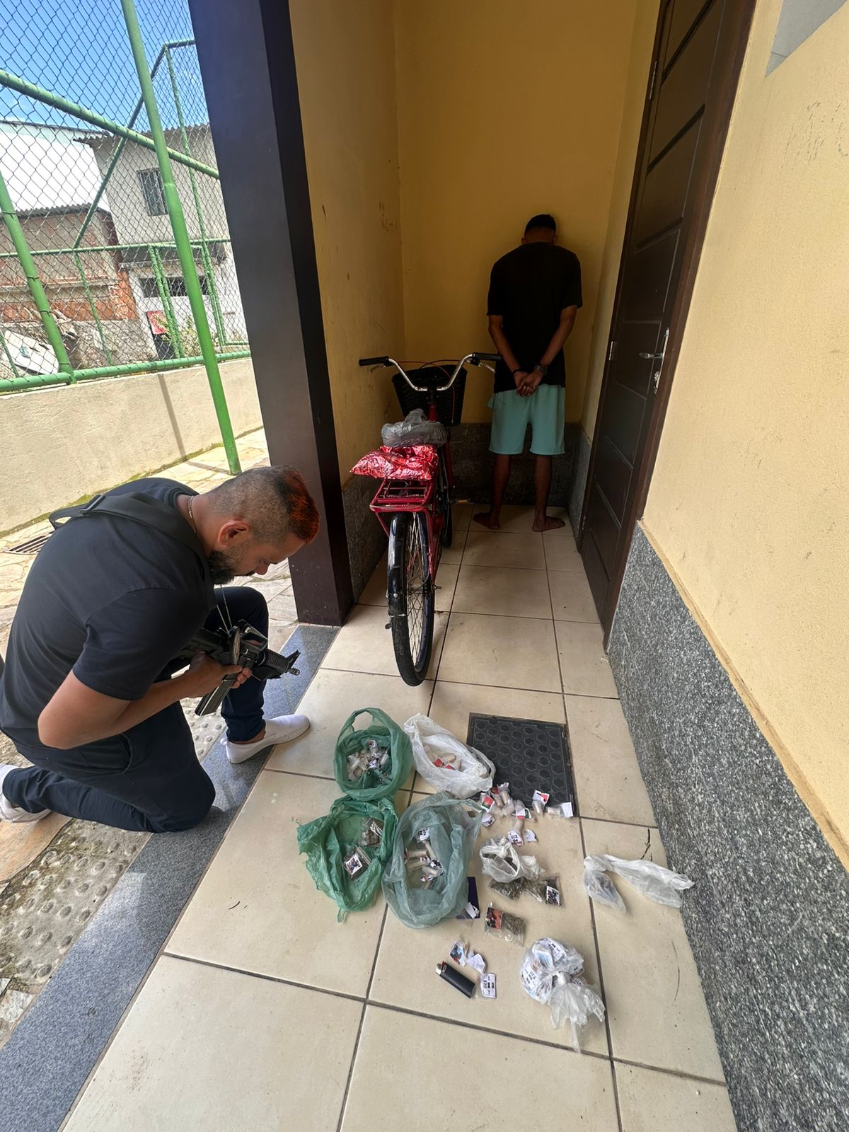  P2 captura bandido e apreende drogas no Promorar, em Angra dos Reis 