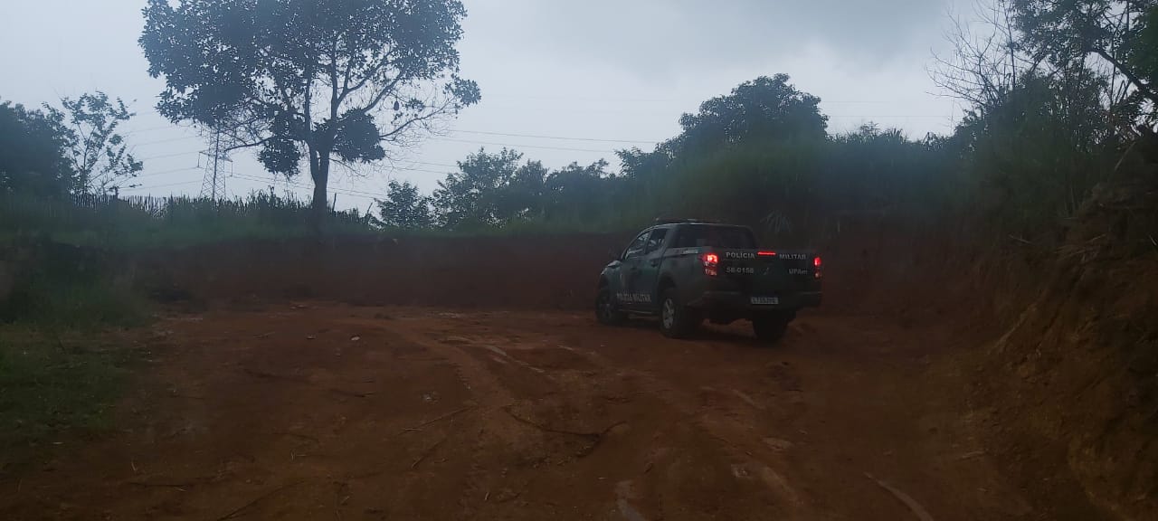 Denúncia do Linha Verde leva polícia ambiental a constatar movimentação de solo e corte de talude em Nova Iguaçu