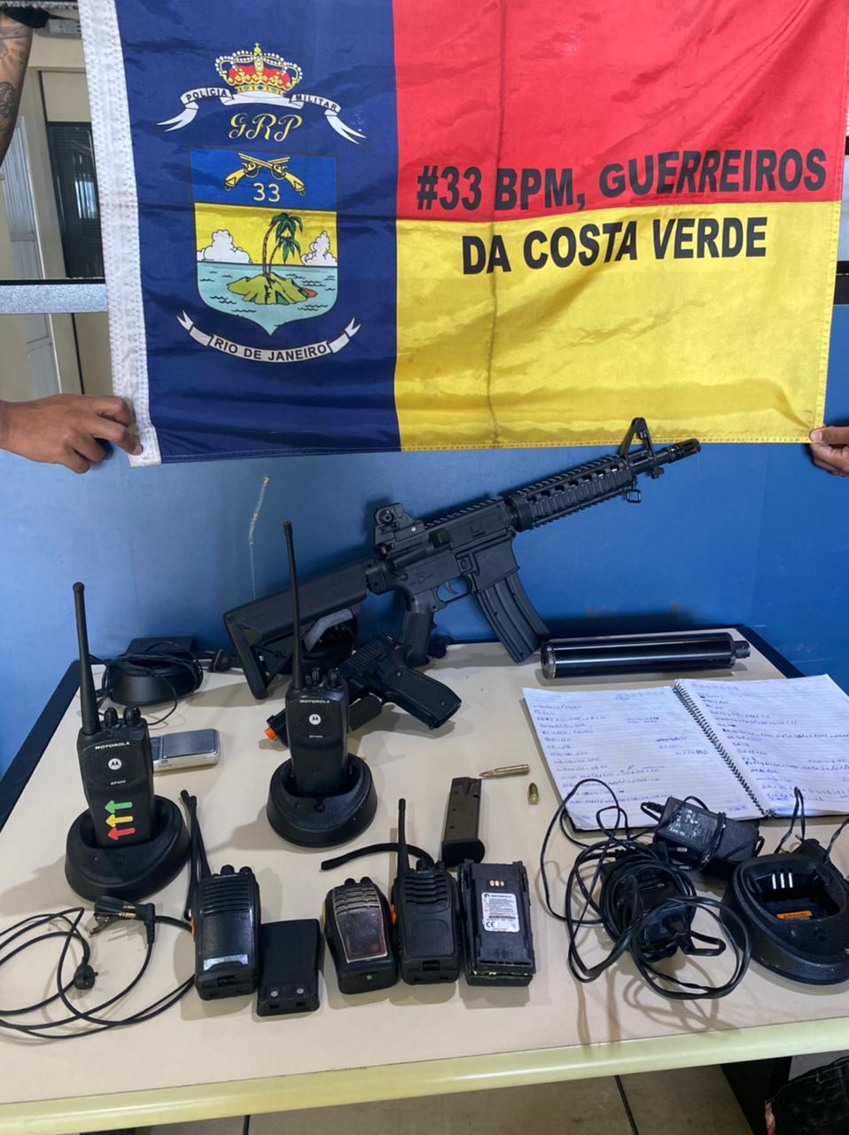 Denúncia sobre tráfico de drogas leva polícia militar a apreender réplica de fuzil e pistola em Angra dos Reis