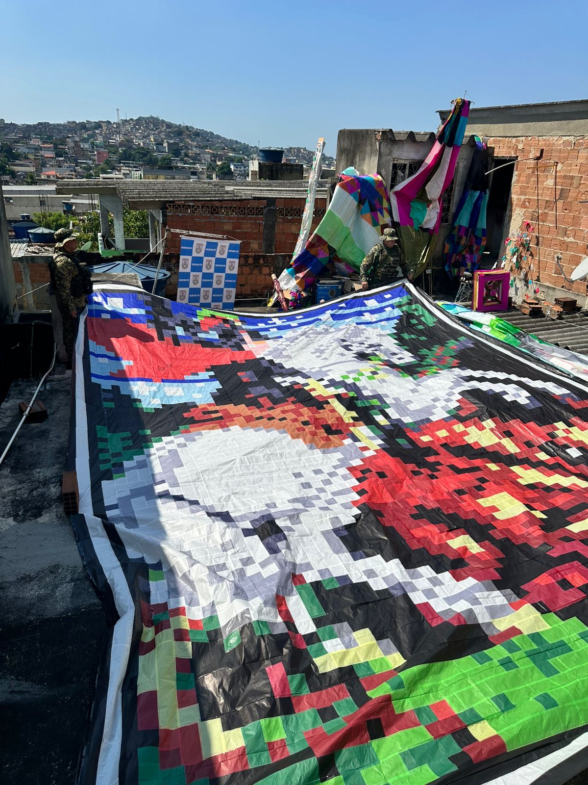 Polícia estoura fábrica de balões após denúncia ao Linha Verde e sete balões são apreendidos