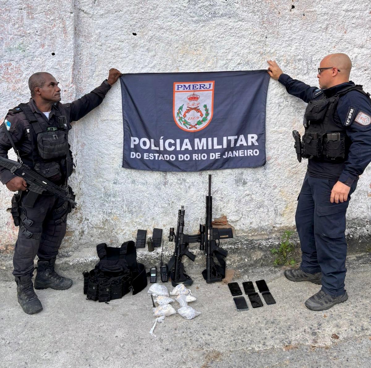 12º BPM prende seis e apreende fuzis em Niterói com apoio do Disque Denúncia