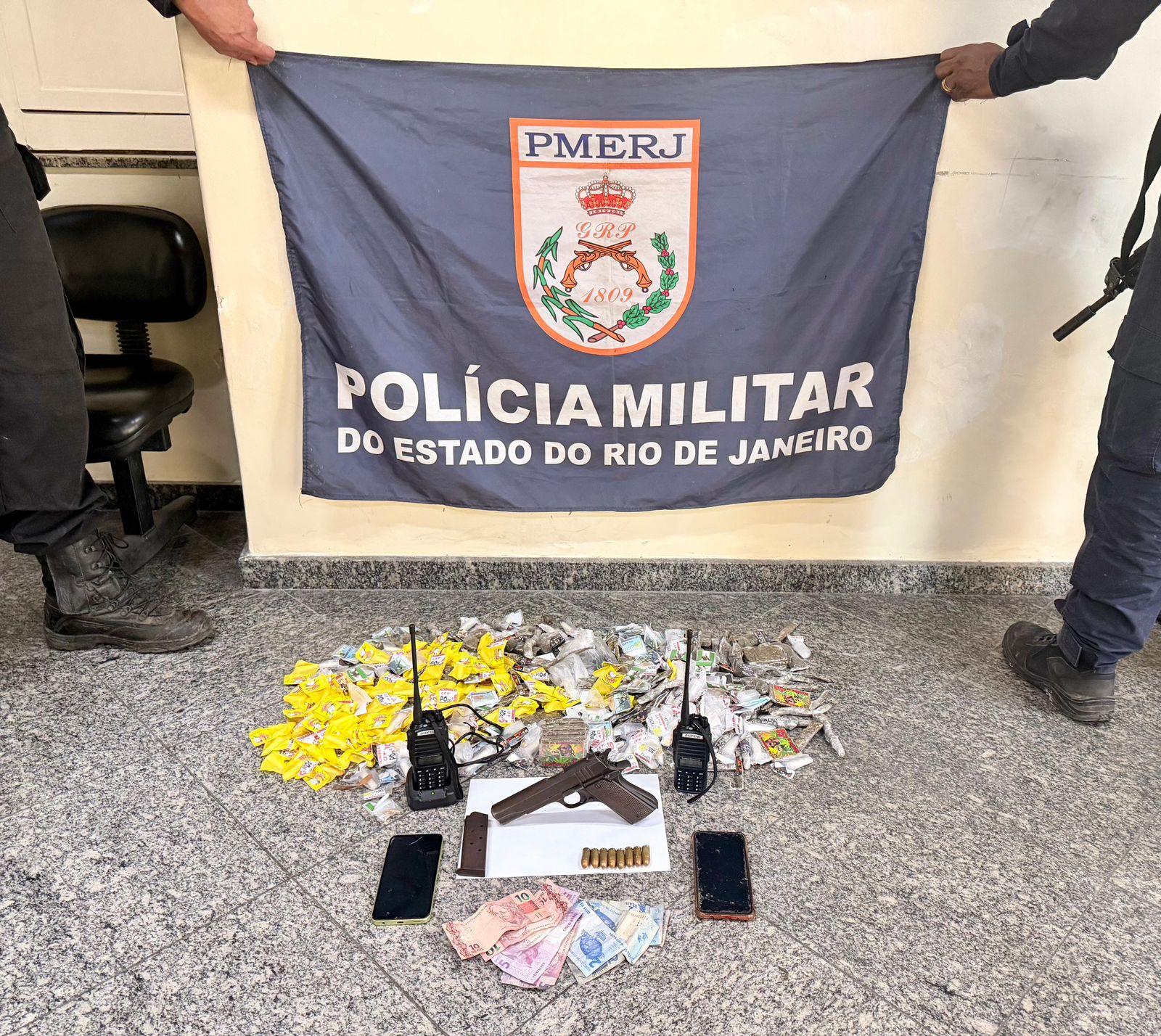 12°BPM apreende armas, munições e drogas em Niterói com ajuda do Disque Denúncia