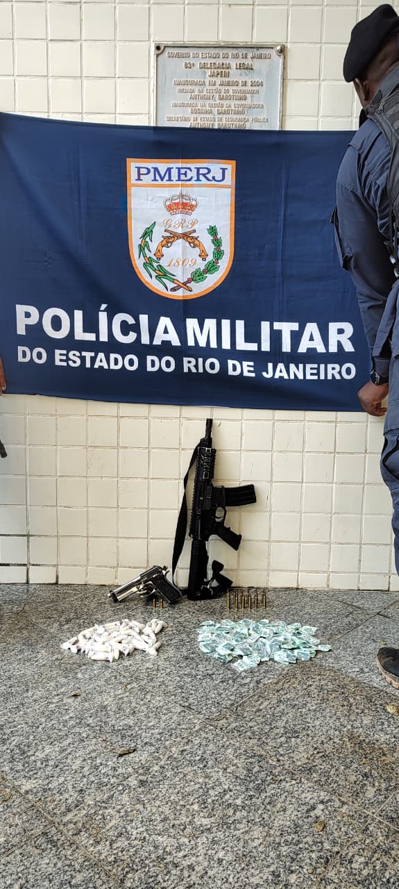 24° BPM apreende fuzil, pistola e drogas em Japeri, na Baixada Fluminense