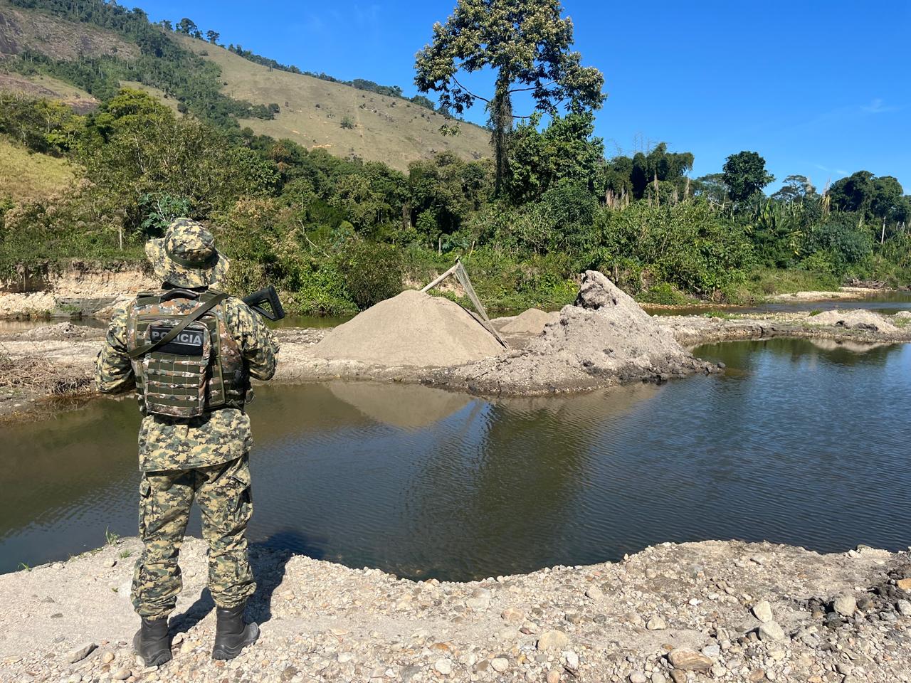 Crimes ambientais como extração irregular de árvores, construção irregular e extração mineral são identificados na Banqueta, em Angra dos Reis, após denúncia 