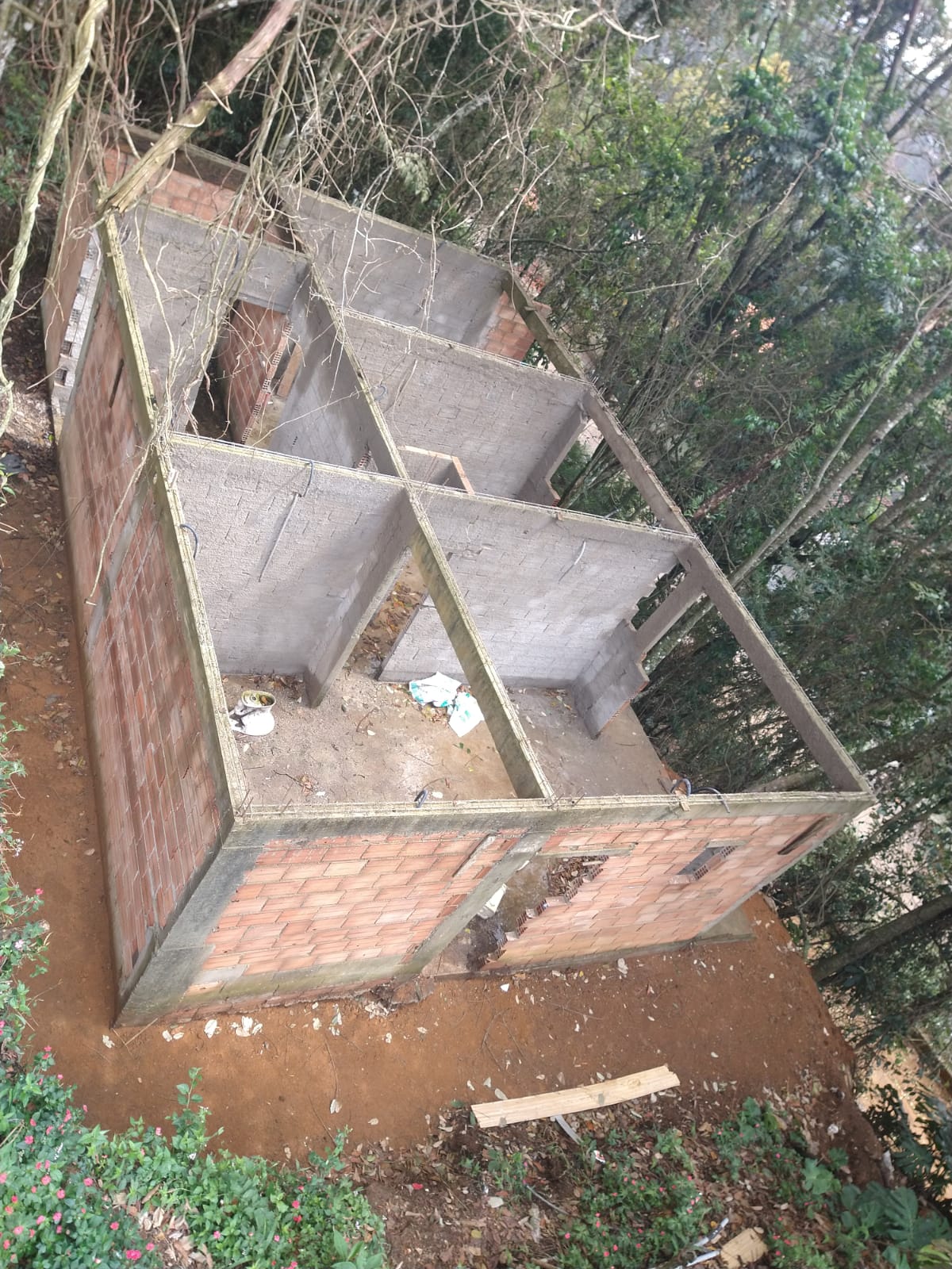 Unidade de Policiamento Ambiental flagra construção irregular em Teresópolis