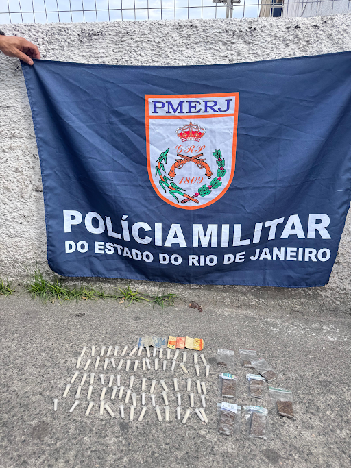 PMs do 12°BPM apreendem drogas em Maricá, com o apoio do Disque Denúncia