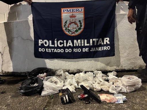 Após denúncia ao Disque Denúncia, PM apreende arma e grande quantidade de drogas na Comunidade do Corte Oito, em Duque de Caxias