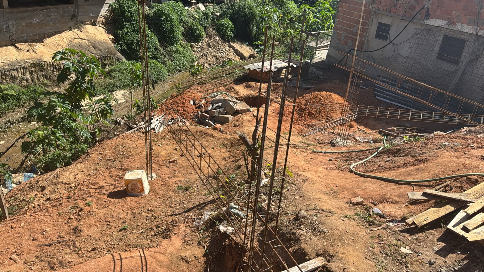 Polícia Ambiental flagra construção de casa na margem de rio em Teresópolis 