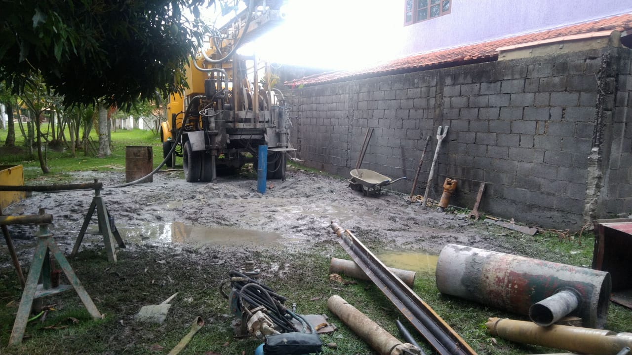 Denúncia do Linha Verde leva polícia a condomínio em Maricá, onde havia perfuração de poço artesiano sem licença