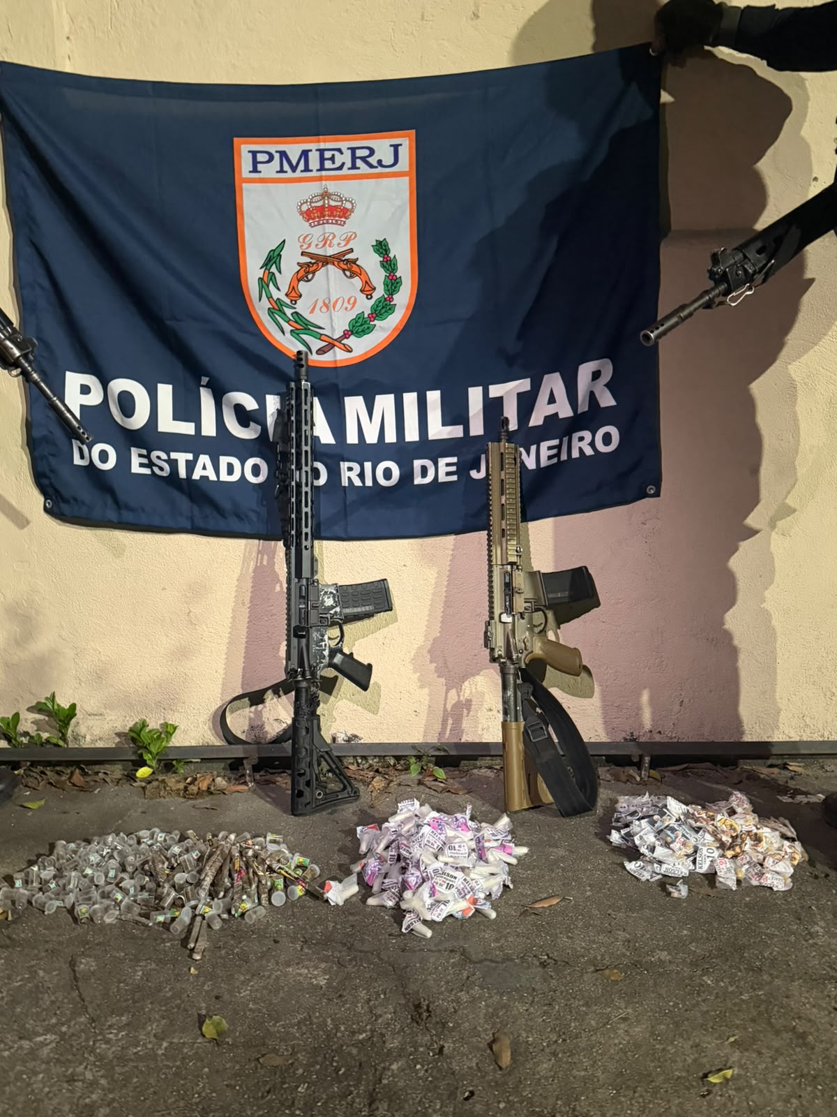 Com informações do Disque Denúncia, militares do 16°BPM apreendem fuzis e drogas na Penha Circular