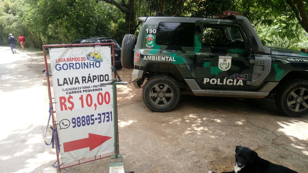 Denúncia do Linha Verde faz polícia ambiental interditar lava jato irregular em Petrópolis