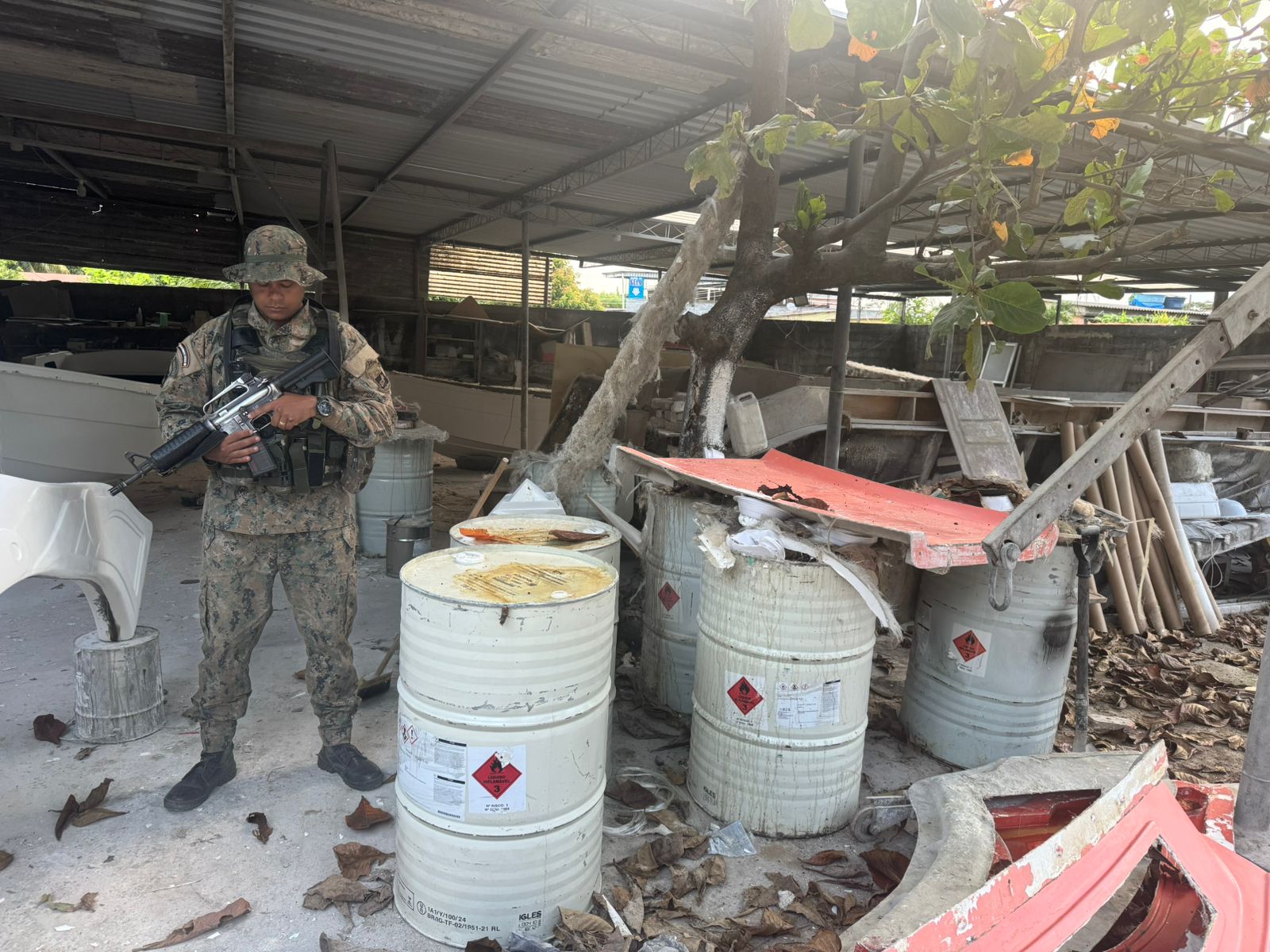 Diversos crimes contra o meio ambiente são identificados em empresa do ramo de fabricação náutica em Itaguaí, com auxílio do programa Linha Verde 