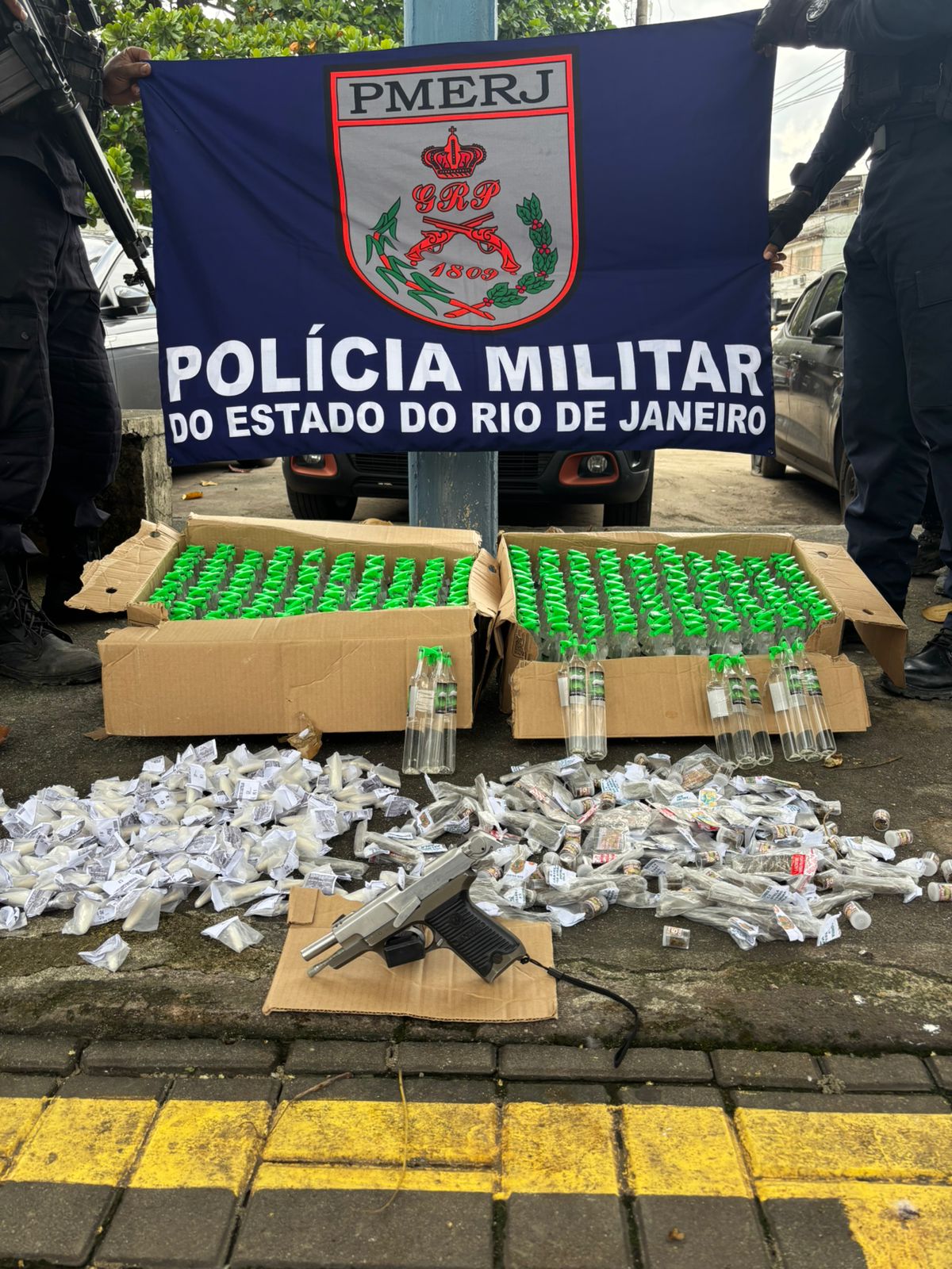 Polícia Militar prende dois por tráfico e apreende arma em Belford Roxo