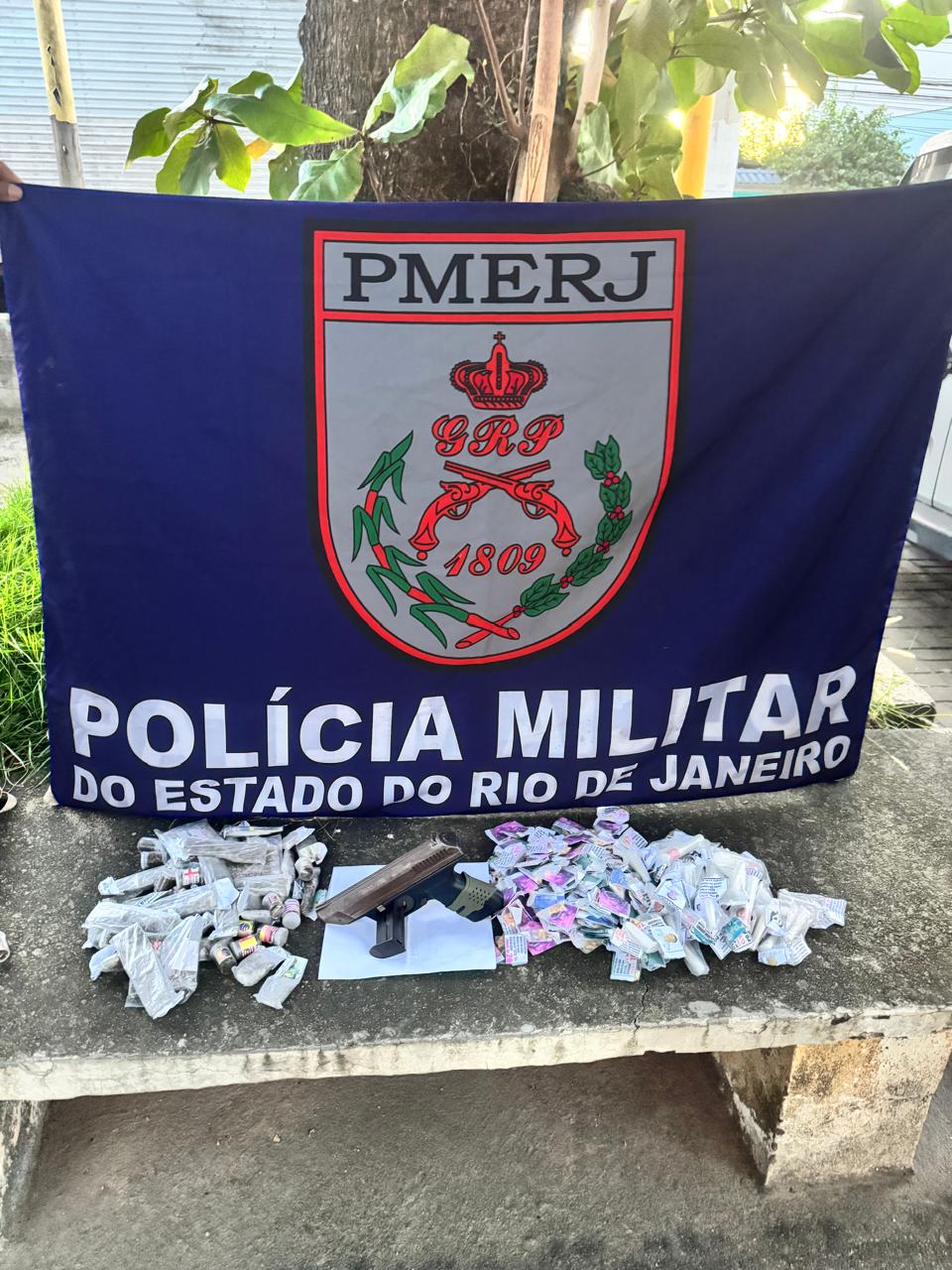PM apreende arma, munições e drogas em Belford Roxo com apoio do Disque Denúncia