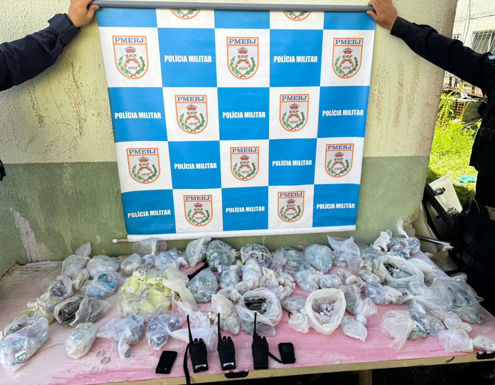 12° BPM apreende drogas e  rádios transmissores em Maricá, Região Metropolitana do Rio