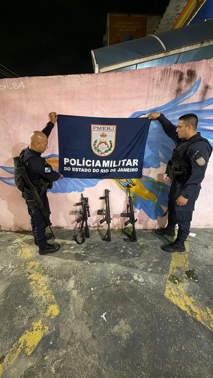 Polícia Militar apreende fuzis, munições e aparelhos celulares na Ilha do Governador, Zona Norte do Rio