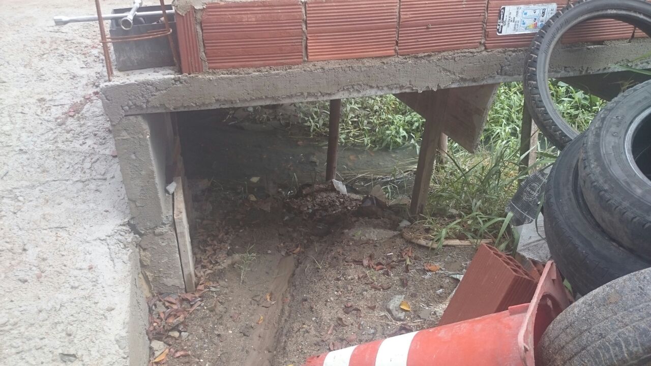6ª UPAm encontra construção irregular sendo realizada sobre um rio em Área de Preservação Permamente