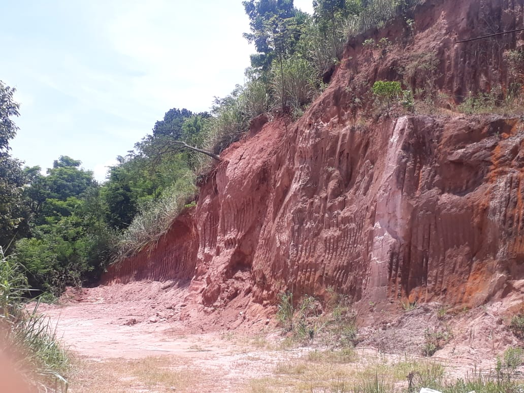 Com auxílio de denúncia do Linha Verde, policiais da 4ª UPAm encontram terreno com indícios de extração mineral em Itaguaí