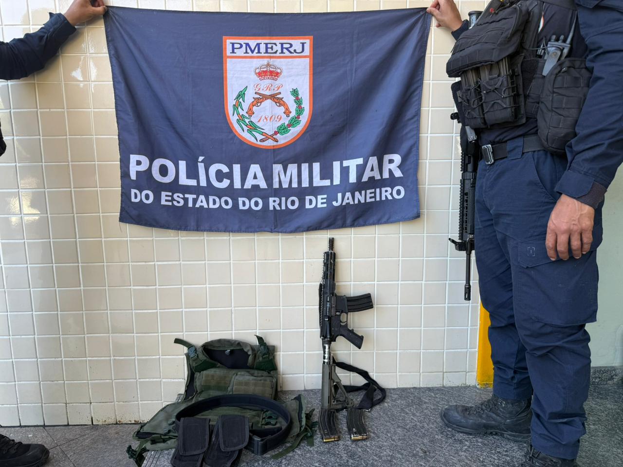 Polícia prende homem com fuzil em comunidade de Niterói após denúncia do Disque Denúncia