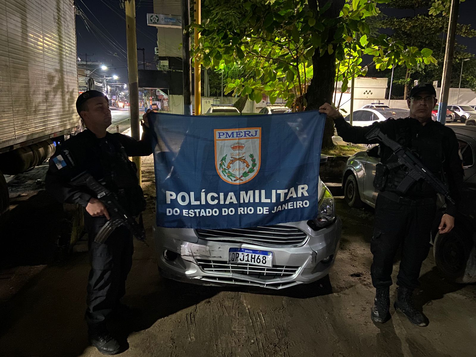 39° BPM apreende armas e carro em Belford Roxo, após informações repassadas pelo Disque Denúncia