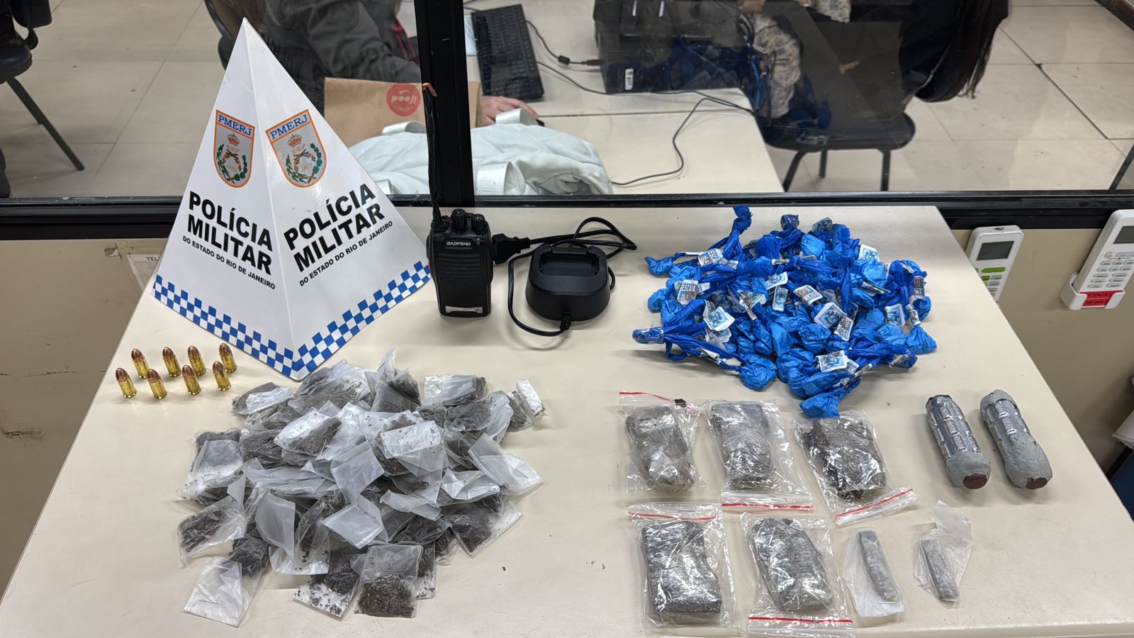 Disque Denúncia ajuda 31º BPM a apreender granadas e drogas em Vargem Grande