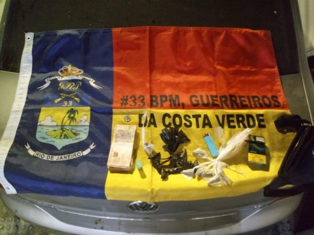 Pinos de cocaína são apreendidos pelo 33º BPM após patrulhamento em Angra dos Reis