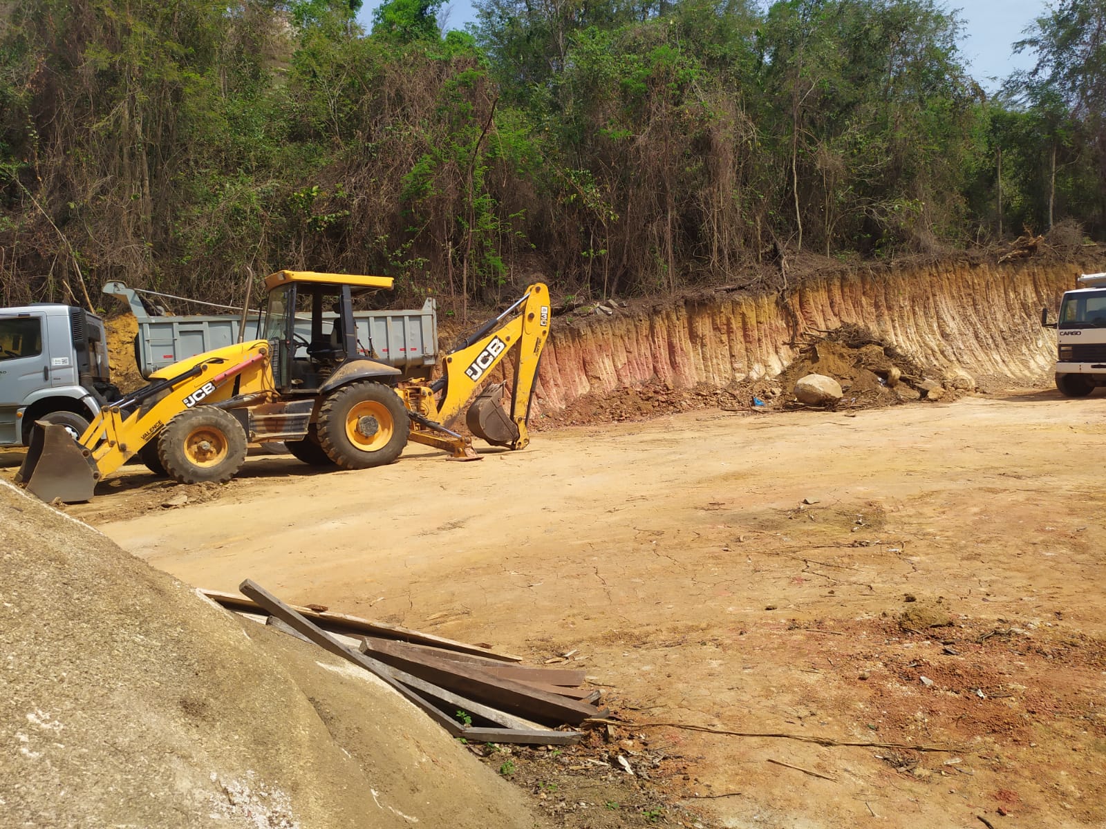Denúncias do Linha Verde levam polícia a identificar extração mineral e indícios de construção irregular na Taquara