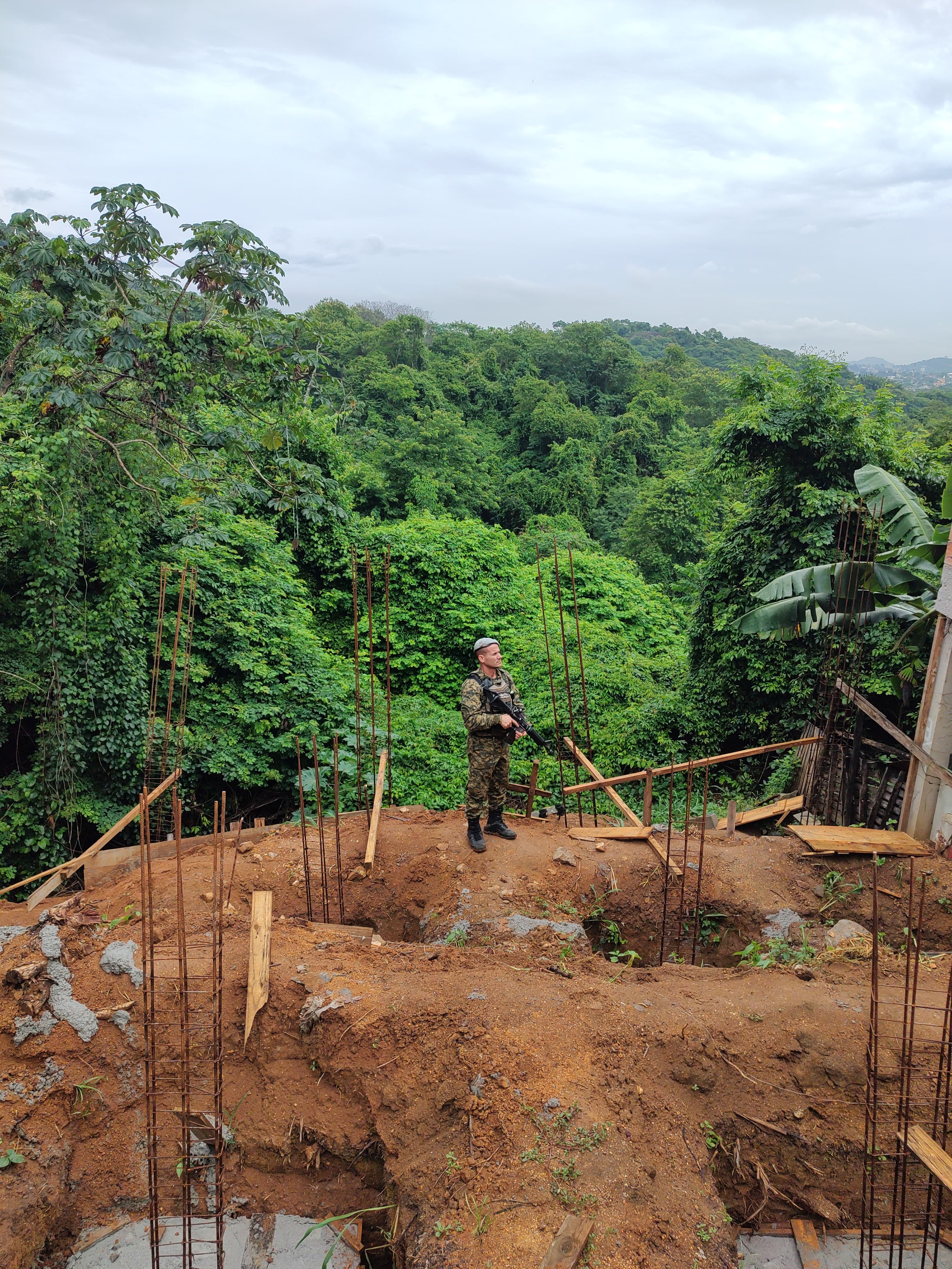 Denúncia de construção irregular leva 1ª UPAm à Campo Grande, onde constataram a veracidade das informações 