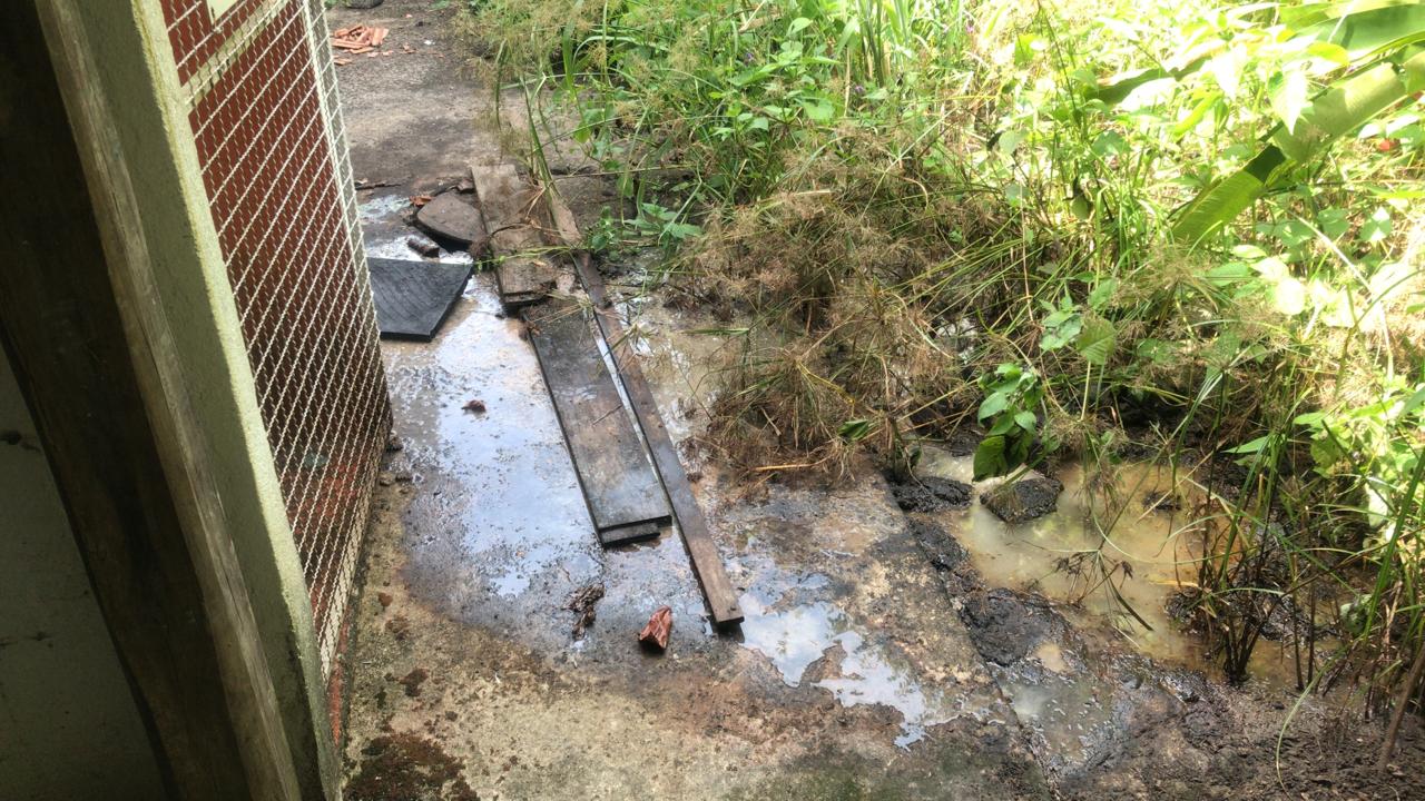 Polícia identifica despejo clandestino de esgoto em bairro de Angra com auxílio do Linha Verde