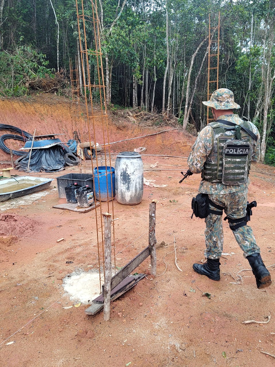 Denúncia repassada pelo Disque Denúncia leva polícia ambiental a identificar ilícitos ambientais degradando 500 metros quadrados de área em Paraty 