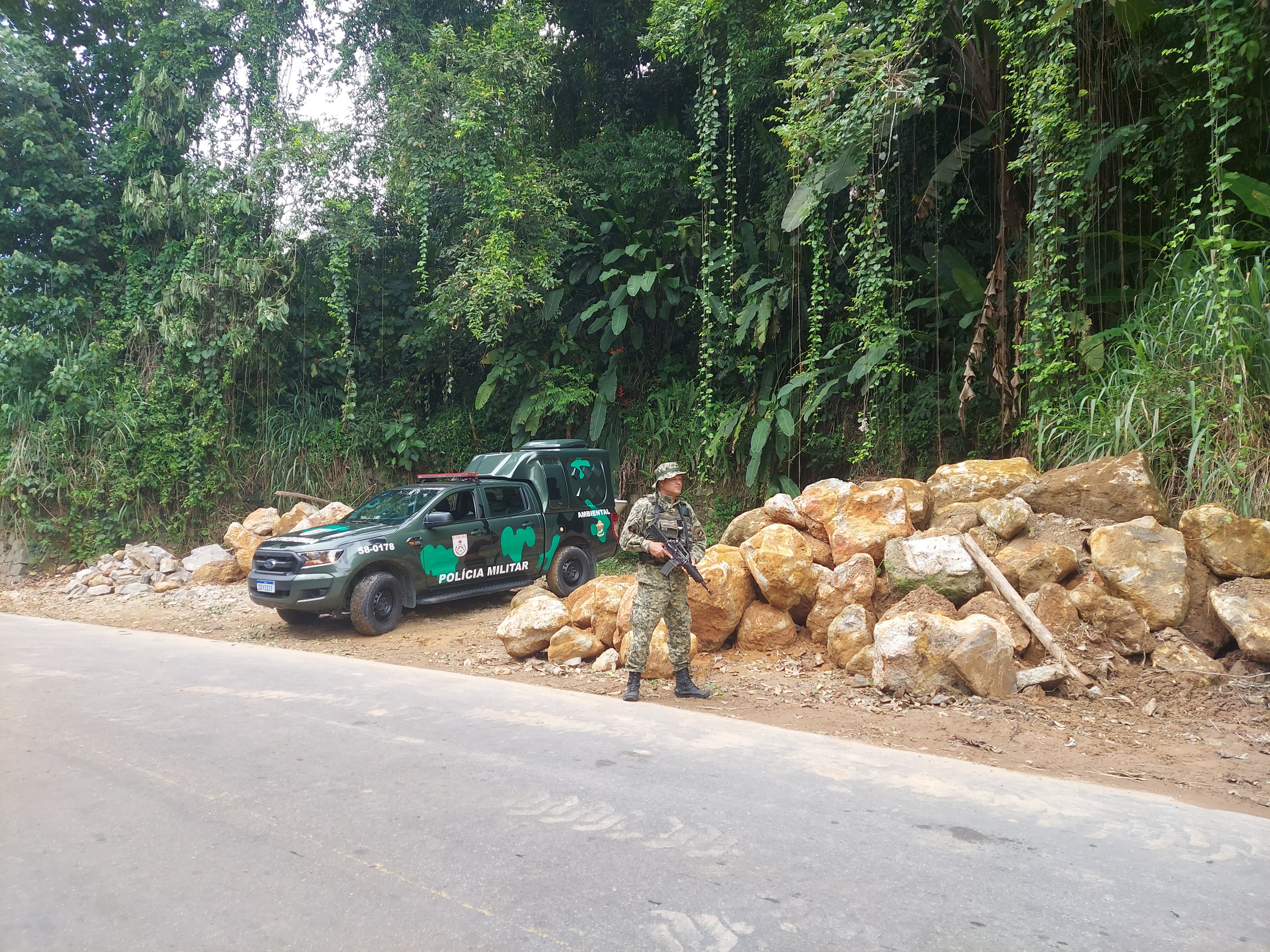 Flagrante de corte ilegal de pedras em Angra dos Reis leva polícia a apreender marreta e outros materiais no Encruzo da Enseada