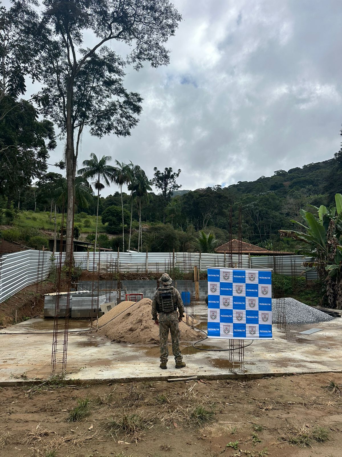 Batalhão de Polícia Ambiental flagra construção irregular dentro de área de preservação em Nova Friburgo 