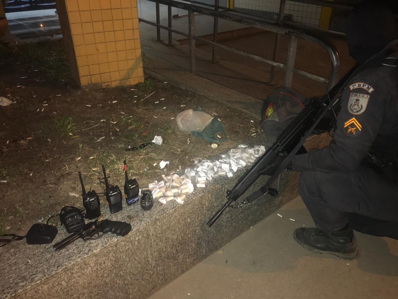 Polícia apreende granada e drogas durante operação em São Gonçalo