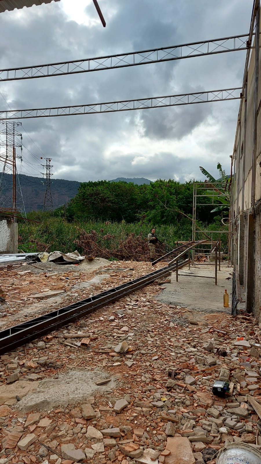 Polícia flagra aterro clandestino e construção irregular em Vargem Grande 