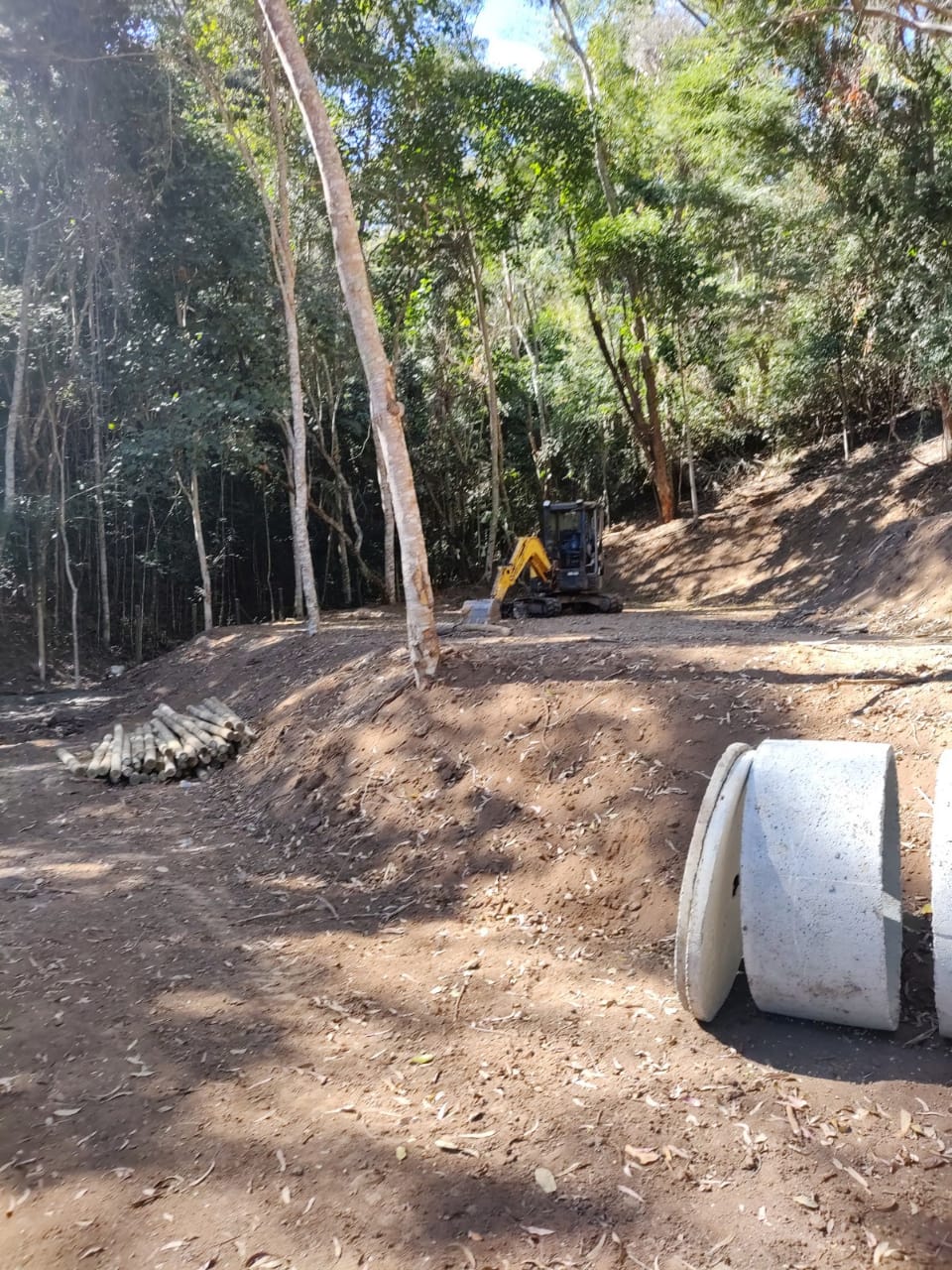 Denúncia feita ao Linha Verde leva polícia ambiental a constatar corte de talude e abertura clandestina de estrada em terreno localizado em Itaipava