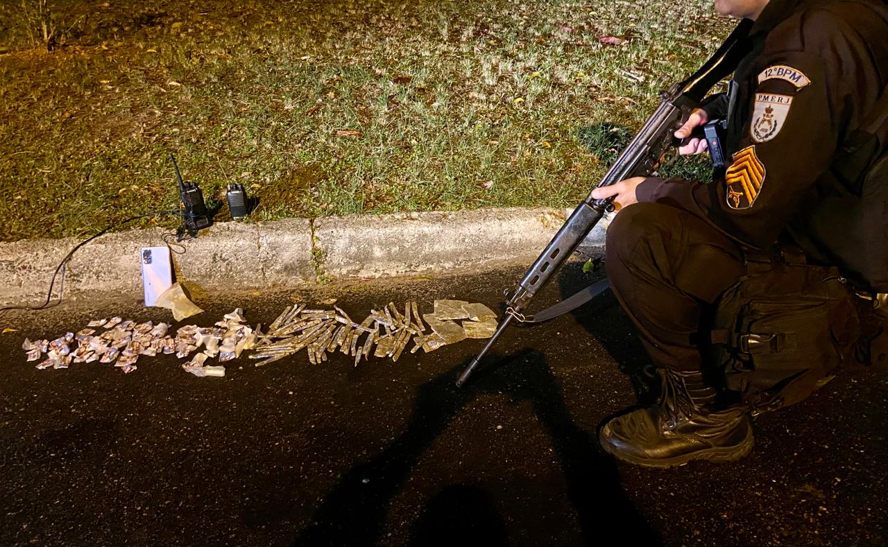 PM prende homem com com drogas na Comunidade do Rato Molhado em Niterói 