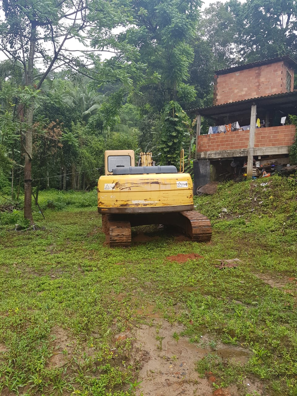1ª UPAm encontra vestígios de desmatamento, movimentação de terra e corte de talude em área de preservação permanente no bairro de Vargem Grande.