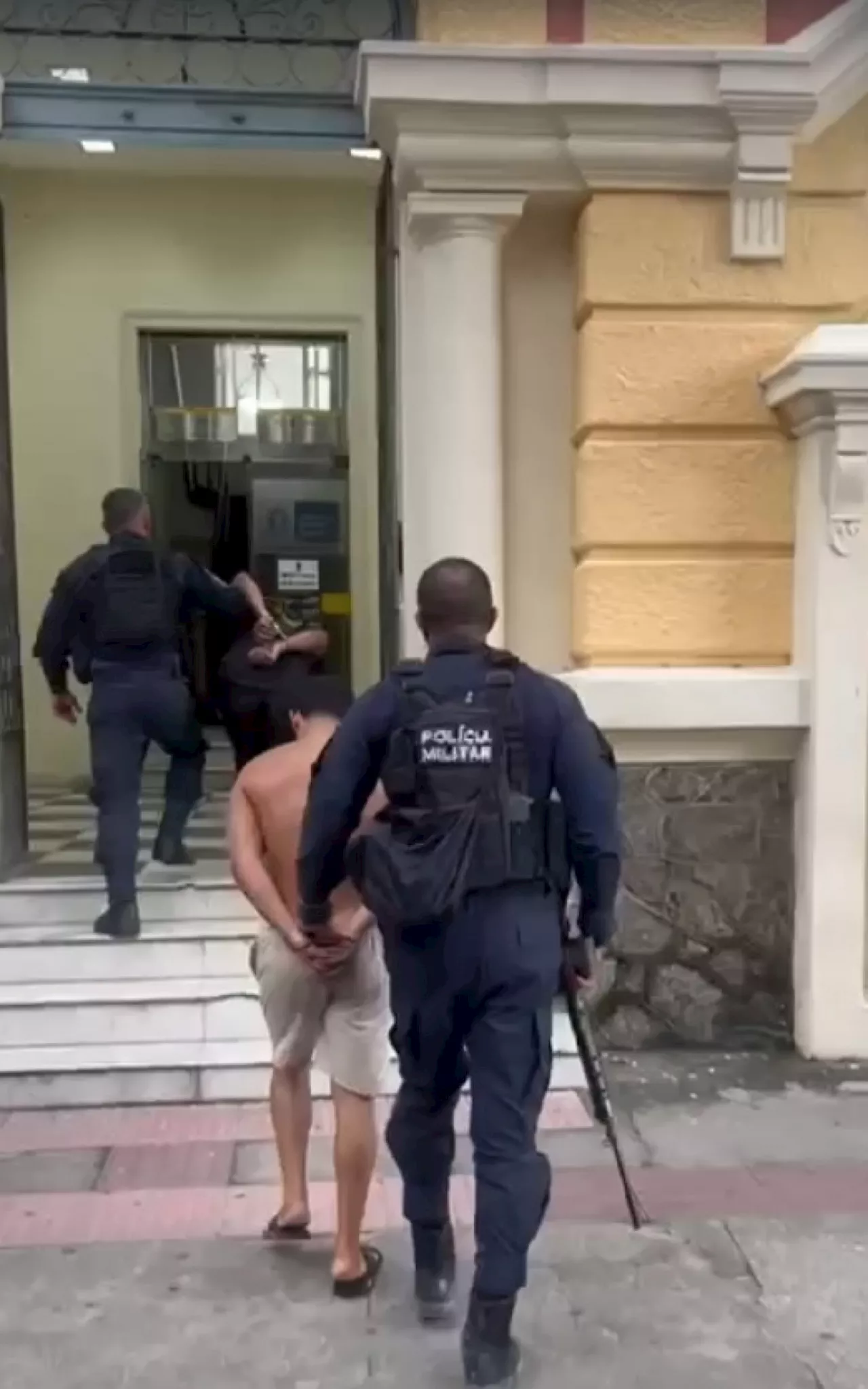 PM prende foragido da Justiça e comparsa com mais de 300 pacotes de drogas em Niterói