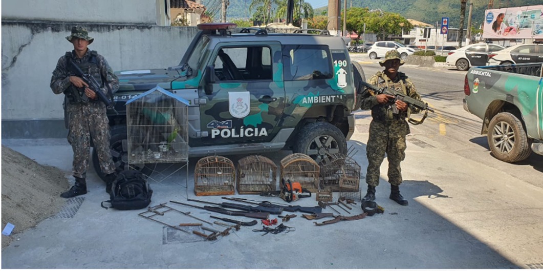 Armadilhas utilizadas para caça de animais, armas de fogo e aves silvestres, são apreendidas em Angra após denúncia ao Linha Verde