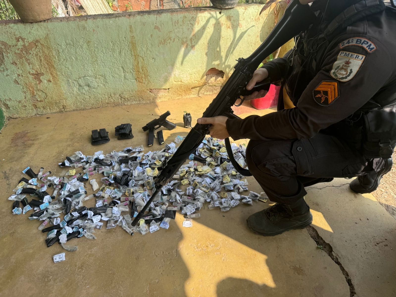 Batalhão de Queimados prende três suspeitos de tráfico de drogas na Comunidade do São Simão após informações do Disque Denúncia