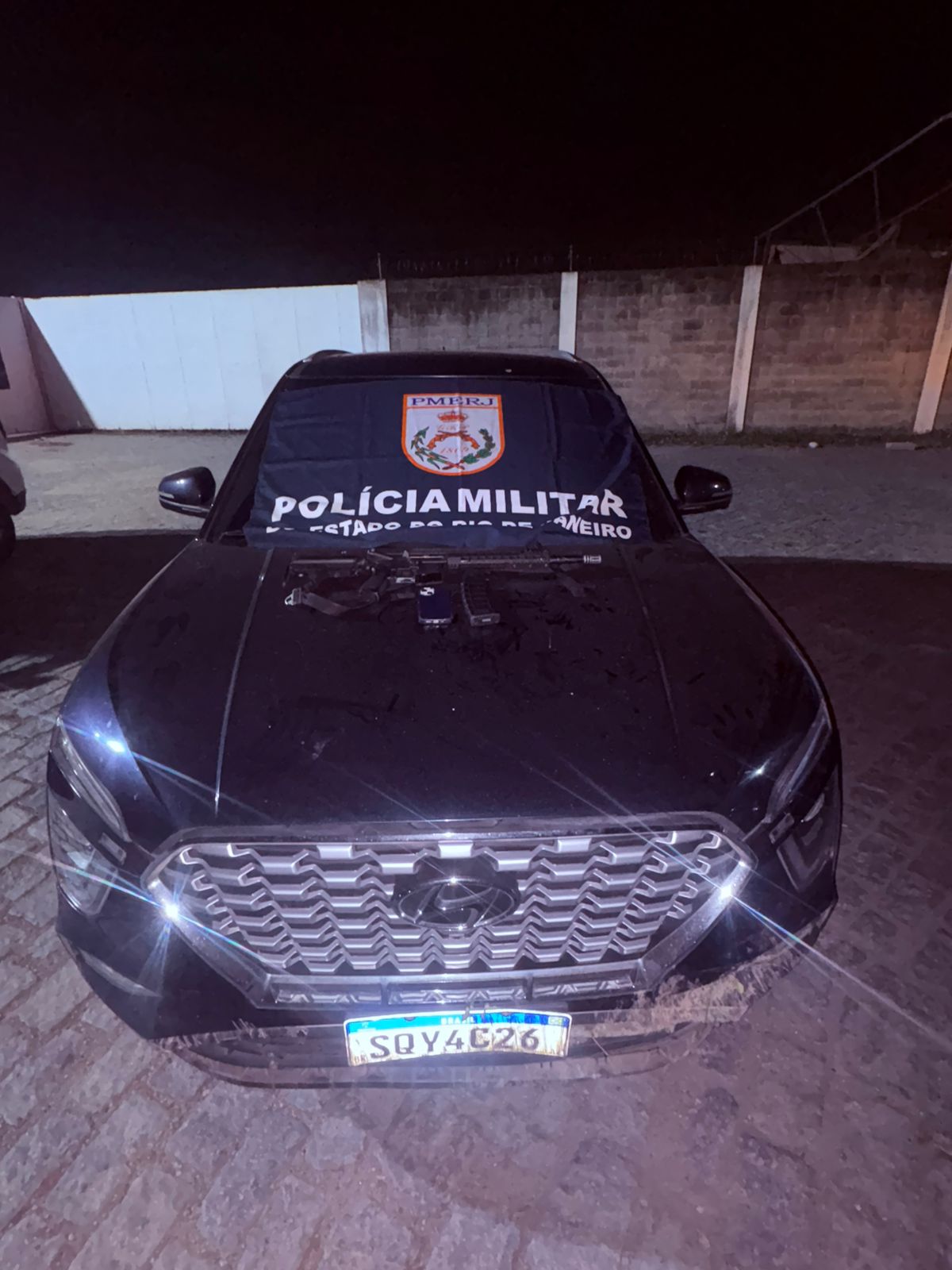 Polícia Militar apreende réplica de fuzil e recupera carro roubado em São Gonçalo após informações do Disque Denúncia 